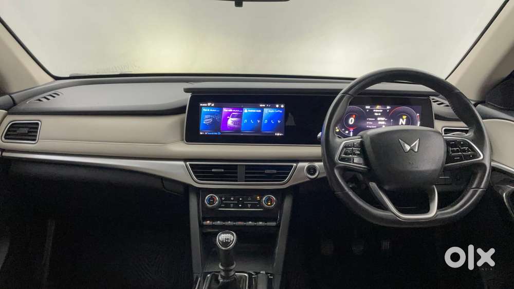 Mahindra Xuv700 2.0 Ax 7 Petrol Mt Str, 2022, Petrol