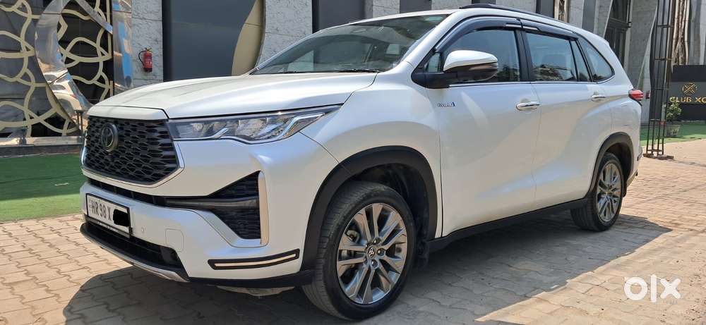 Toyota Innova Hycross