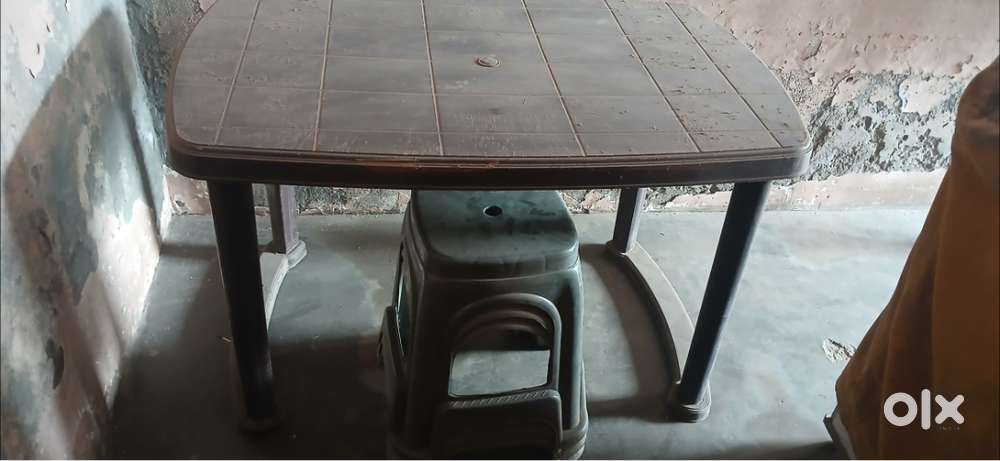 4 plastic stool + 1 plastic table