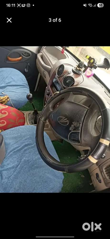 बैंक से खिचा हुआ गाड़ी है