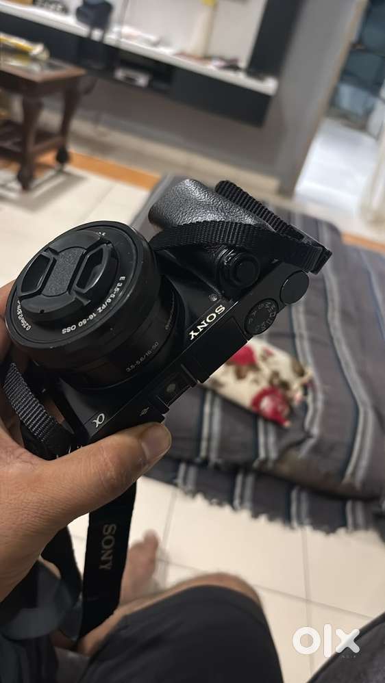 Sony A6000 with kit lens and additional bettery