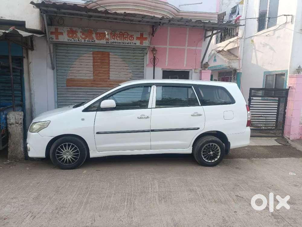 Doctor Owned Toyota Innova Hycross 2012 Diesel 70000 Km Driven