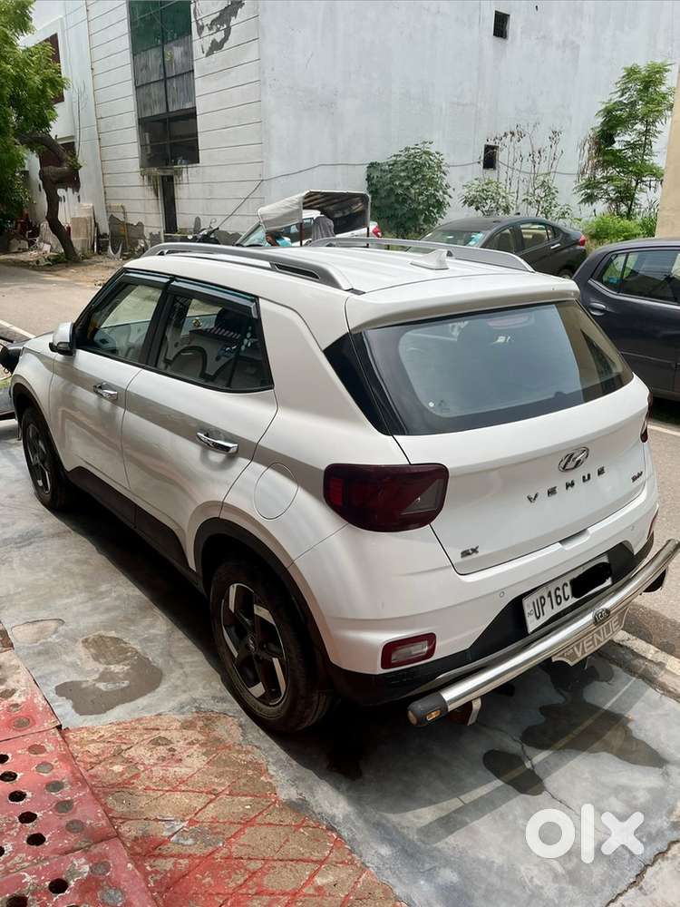 Hyundai Venue Petrol 2019 (automatic With Sun-roof)