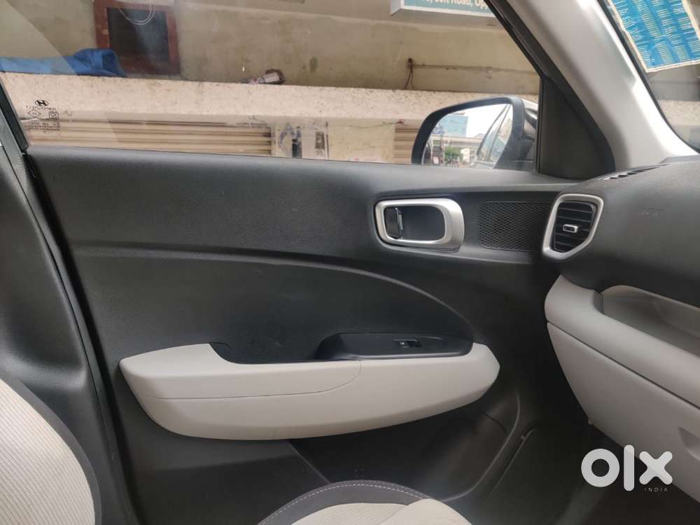 Hyundai Venue 2024 Petrol Well Maintained
