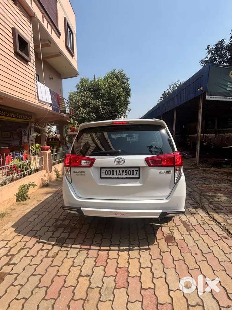Toyota Innova Crysta 2.4 V 8 2025