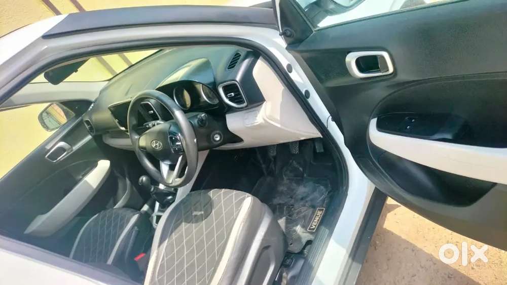 Hyundai Venue 2022 Petrol 51000 Km Driven