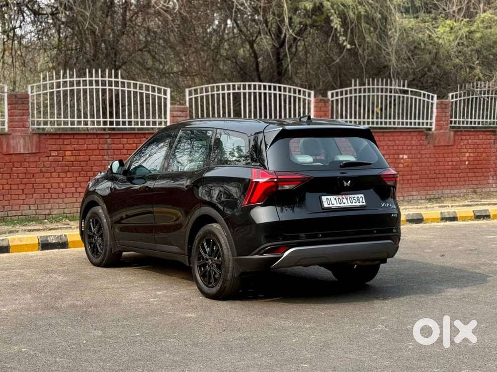 Mahindra Xuv 7oo Ax7 Luxuary Pack At 7 Seater Black