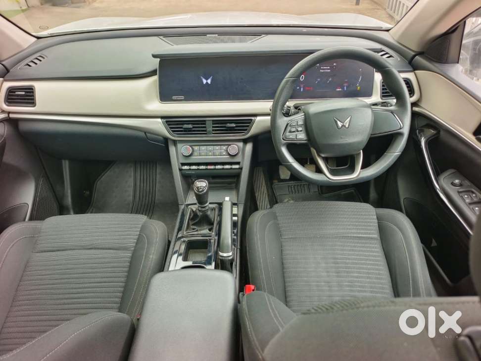 Mahindra Xuv700 2.0 Ax 5 Petrol Mt 7 Str, 2022, Petrol