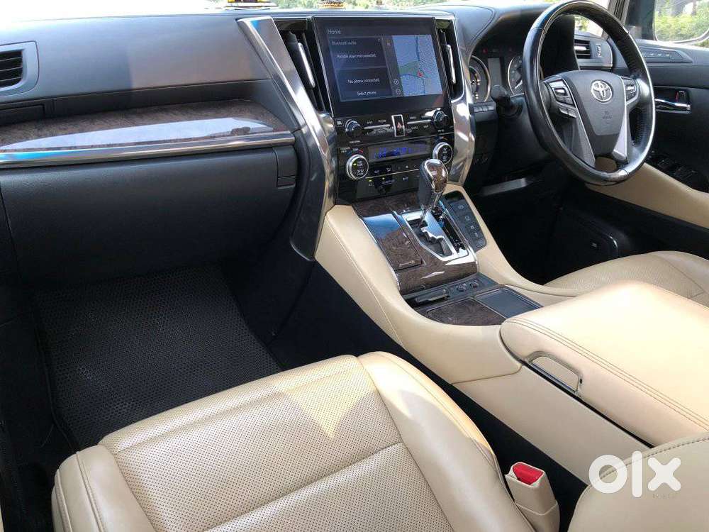 Toyota Vellfire 2.5 Executive Lounge, 2023, Cng & Hybrids