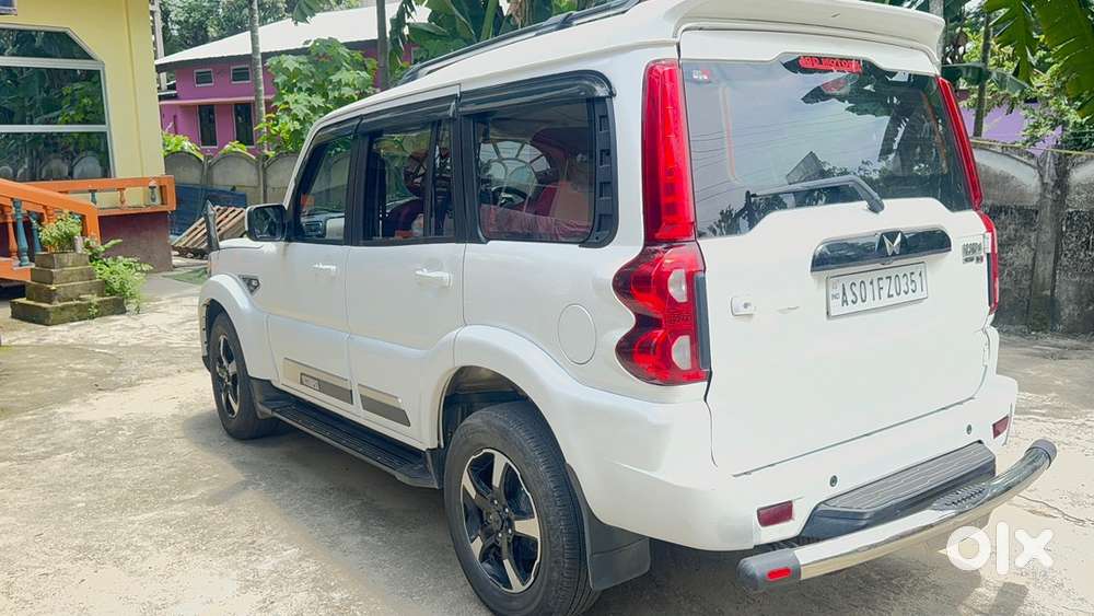 2024 Mahindra Scorpio S11 Classic (white) - Excellent Condition