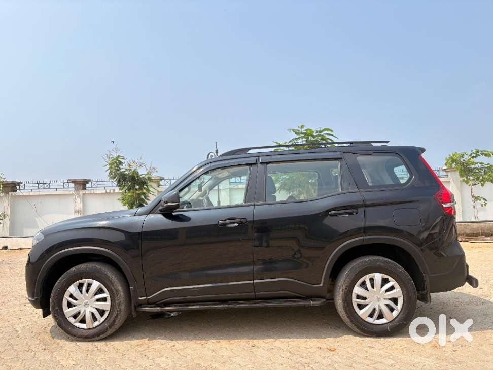 Mahindra Scorpio N Z4 Petrol At 7 Str, 2025, Petrol
