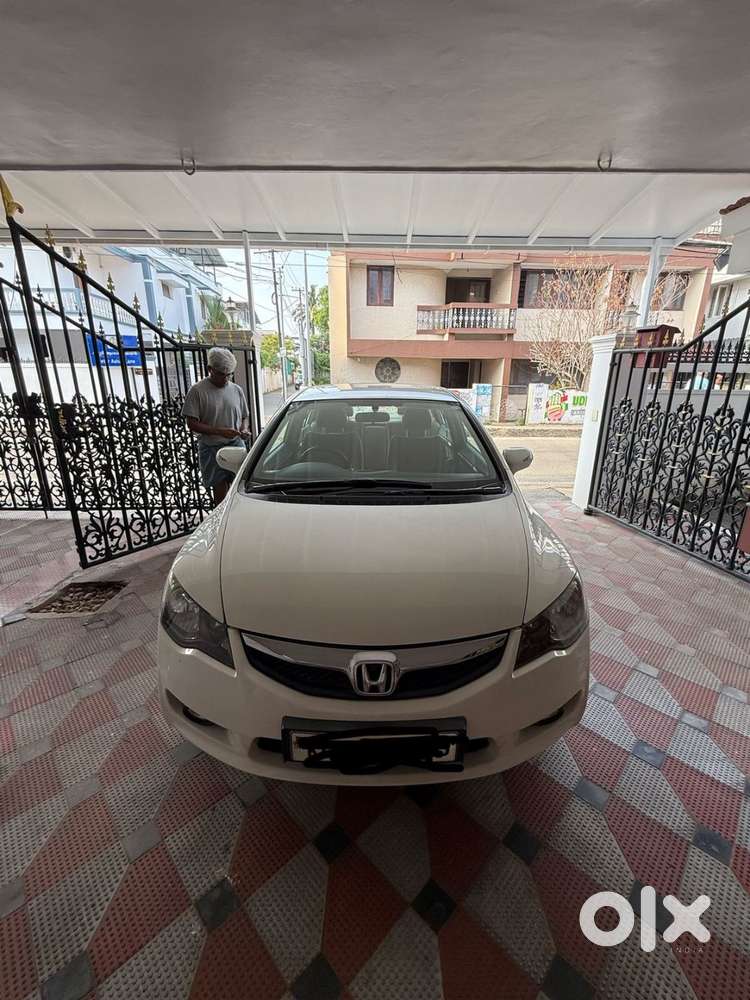 White Honda Civic. 1.8l Mt. 2010.