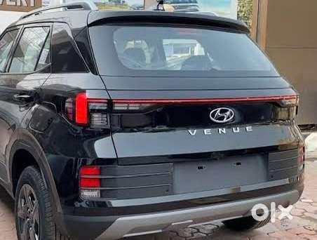 Hyundai Venue ...2023 Model ..petrol + Cng