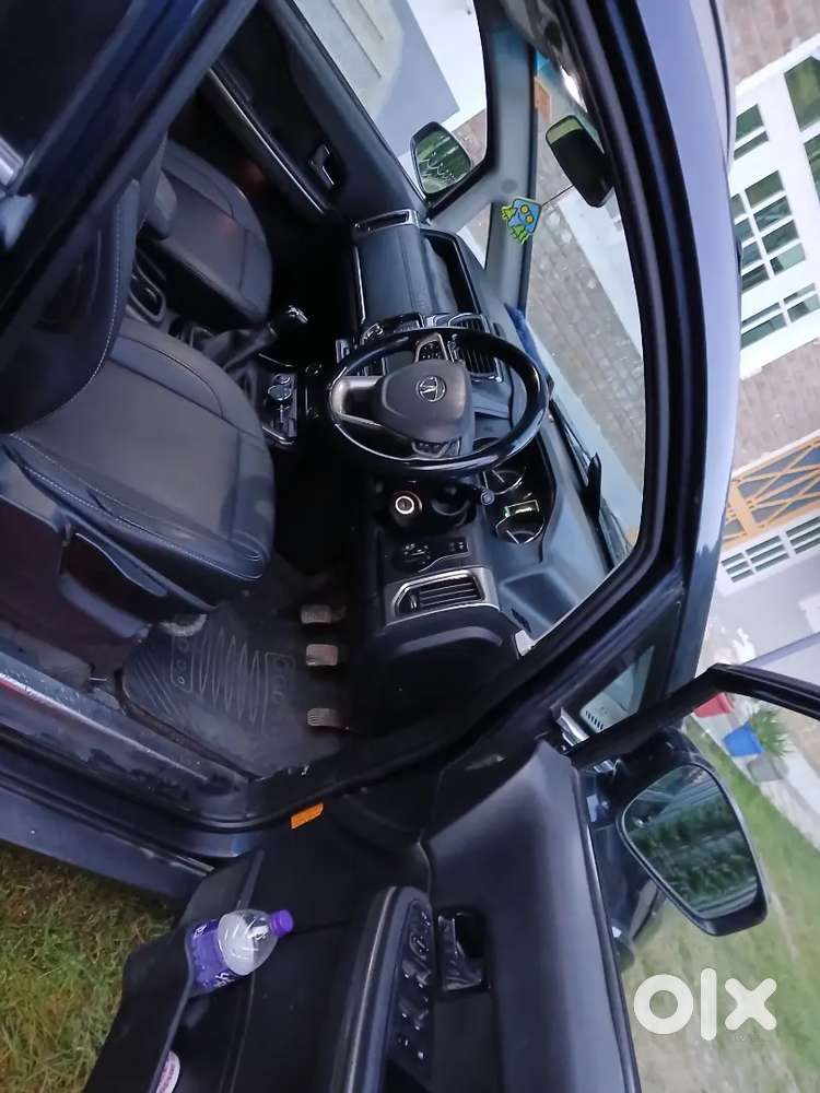 Luxury 7 Seater Suv, Featuristic,