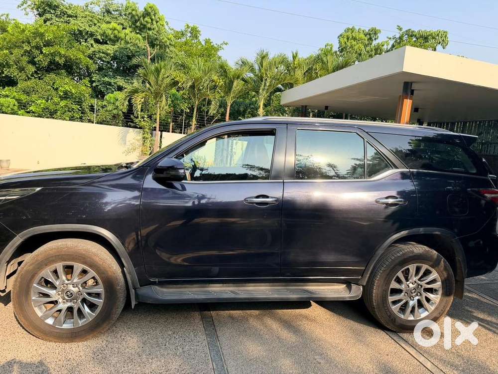 2022 Toyota Fortuner 4*4 At (black Crystalline Shine)