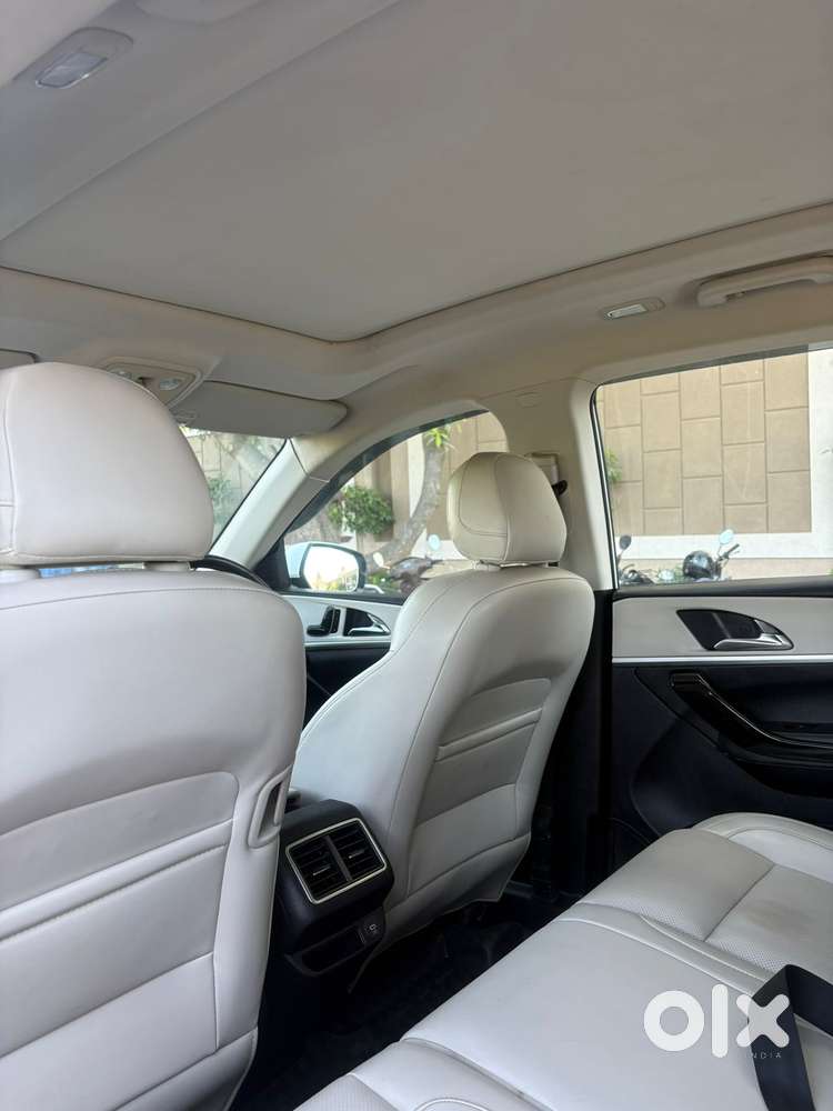 Mahindra Xuv700 2.2 Ax 7 Diesel At Luxury Pack Str Awd, 2023, Diesel