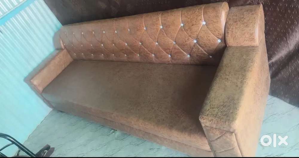 Shop sofa  9 fit kaa he new brand hai 2month used he new banvaya hai
