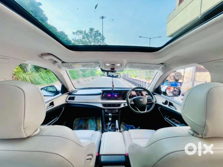 Mahindra Xuv700 2.0 Ax 7 Petrol At Str, 2023, Petrol