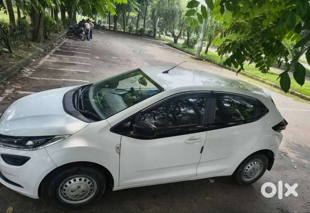Govt. Officer Driven Tata Altroz Petrol (only 23,351 Km)