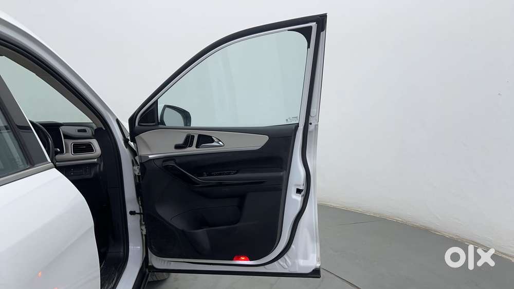 Mahindra Xuv700 2.0 Ax 7 Petrol At Luxury Pack Str, 2021, Petrol