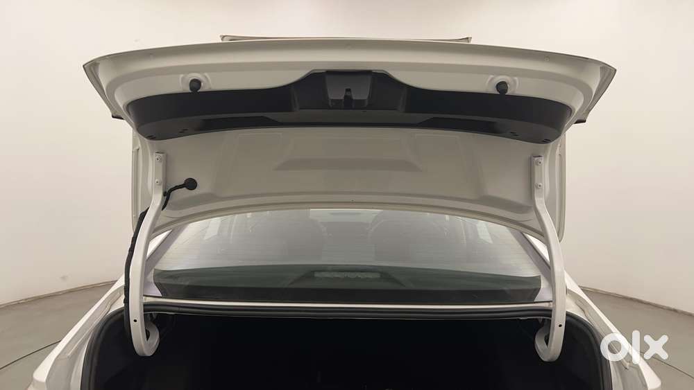 Skoda Slavia Style 1.0l Tsi Mt, 2023, Petrol