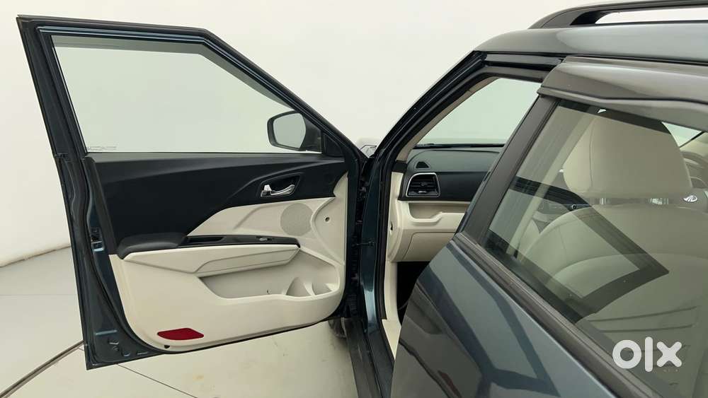 Mahindra Xuv300 1.2 W8 (o) Amt Petrol, 2022, Petrol