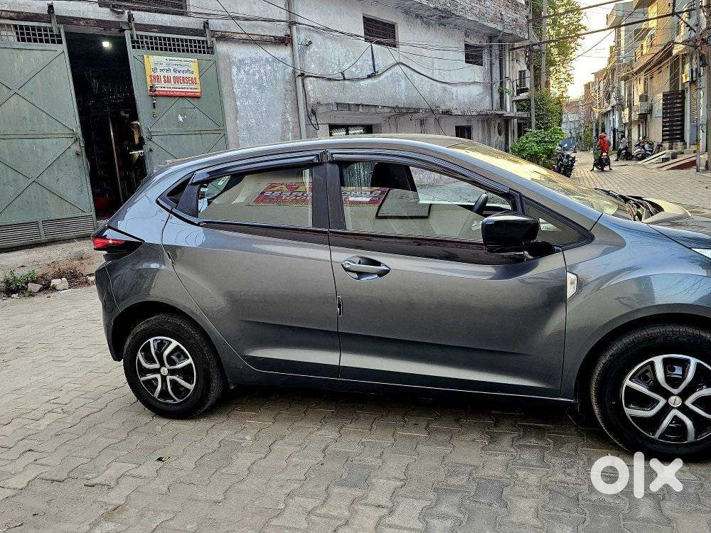 Tata Altroz 1.2 Xe, 2024, Petrol