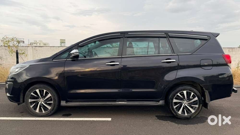 Toyota Innova Crysta 2.4 Z Automatic &ndash; 2022 | Sparkling Black Pearl