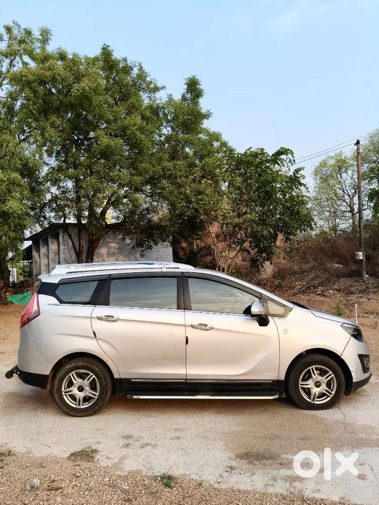 Mahindra Marazzo M6