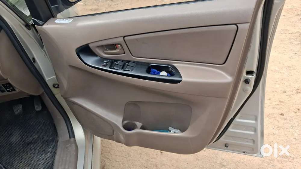  Toyota Innova 2.5 G &ndash; 2015 Model &ndash; 7 Seater - S Gold Colour -