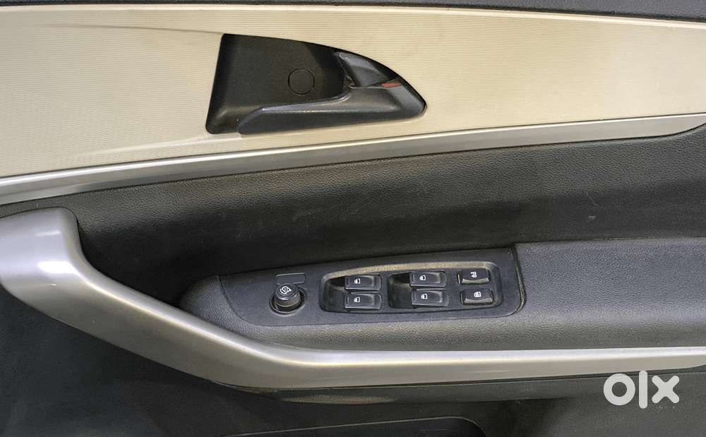 Mahindra Xuv700 2.0 Ax 3 Petrol Mt 5 Str, 2022, Petrol