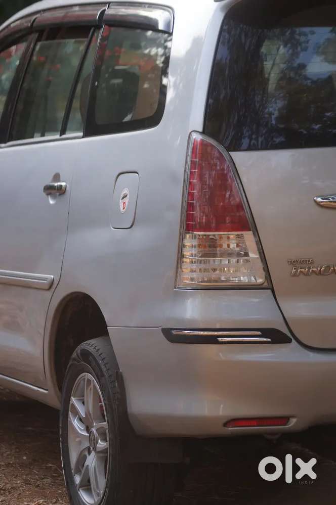 Toyota Innova 2.5v 8 Seater Diesel Engine Top Model For Sale