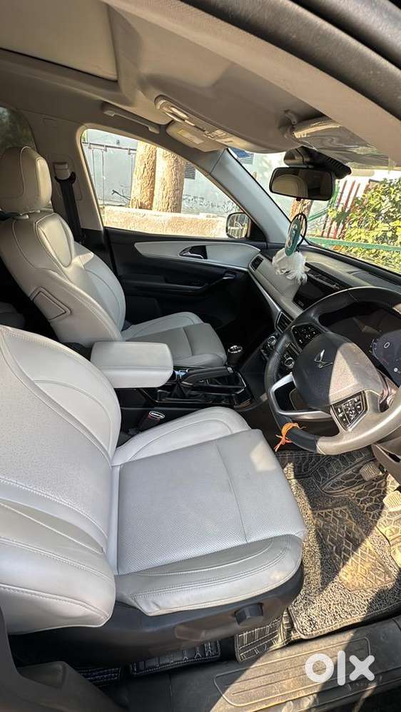 Mahindra Xuv700 2024 Petrol Well Maintained