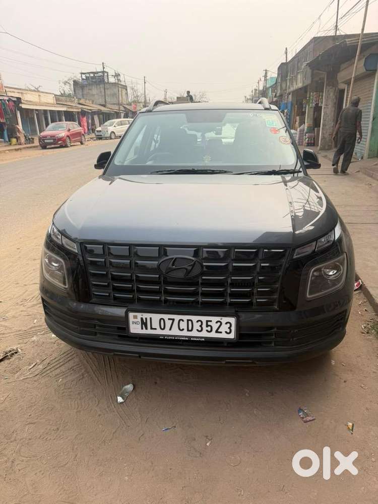 Hyundai Venue 2025 Petrol Well Maintained
