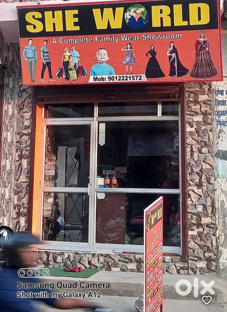 Four story cloth shop for rent with garments