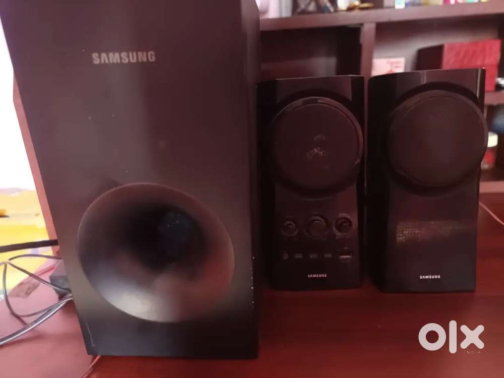 Samsung home theatre with dual speaker with subwoofer