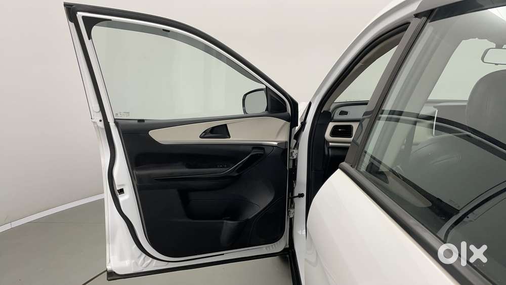 Mahindra Xuv700 2.2 Ax 5 Diesel At 7 Str, 2023, Diesel