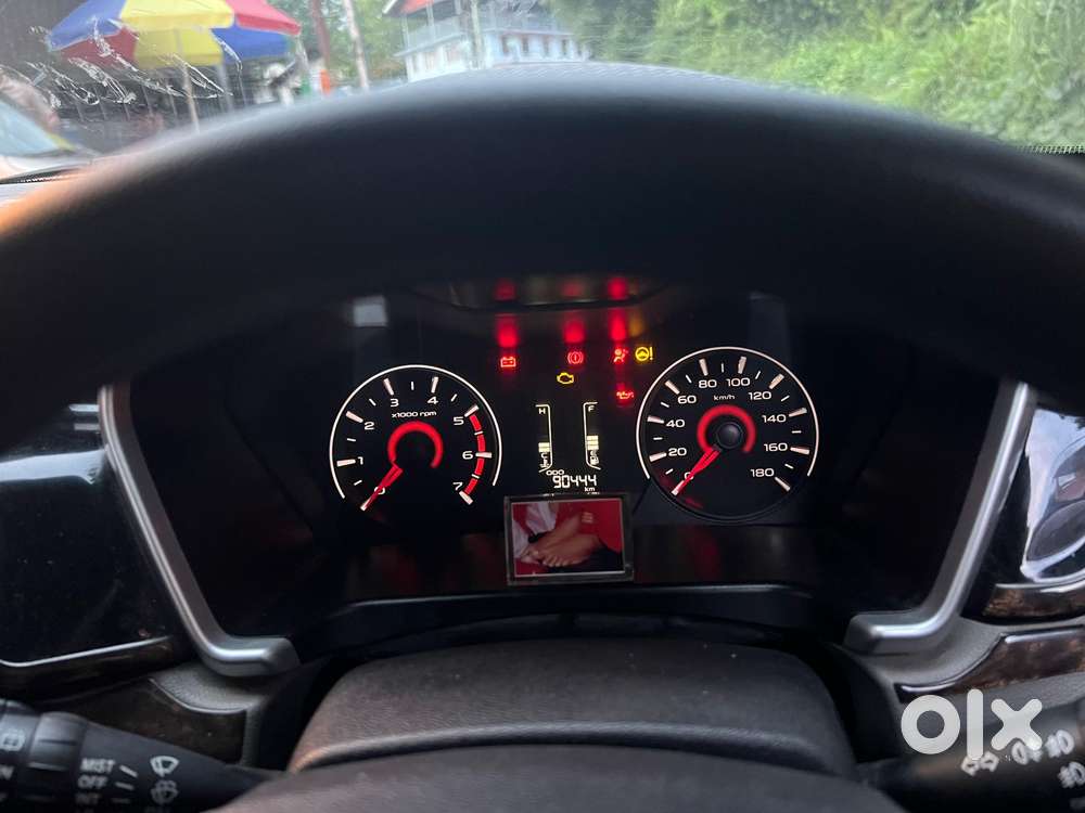 Mahindra Kuv 100 Mahindra-kuv-100-d75-k8, 2017, Petrol