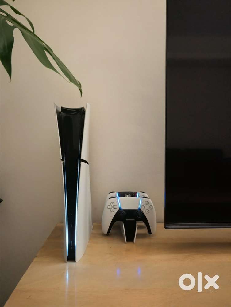 PS5 1TB +2 Controllers + Charging dock (Sony)| Excellent Condition