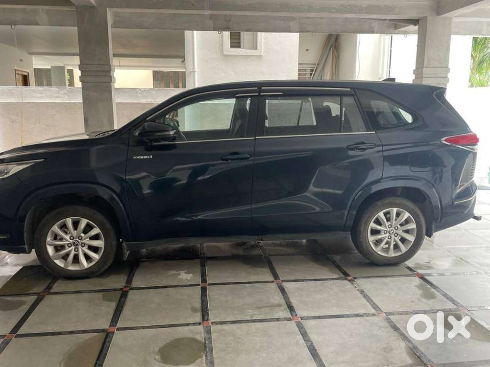 Toyota Innova Hycross (2023)