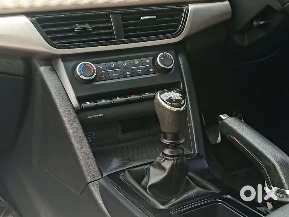 Mahindra Xuv700 2.0 Ax 5 Petrol Mt 7 Str, 2022, Petrol