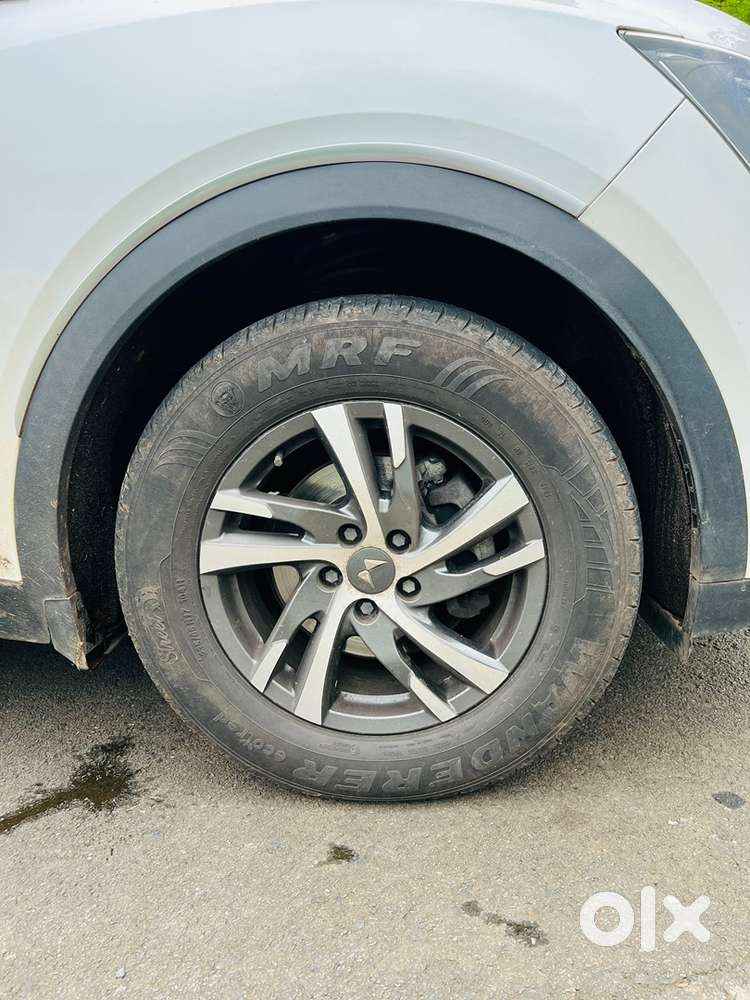 Mahindra Xuv700 Ax5 Petrol Mt — 2021 Ga