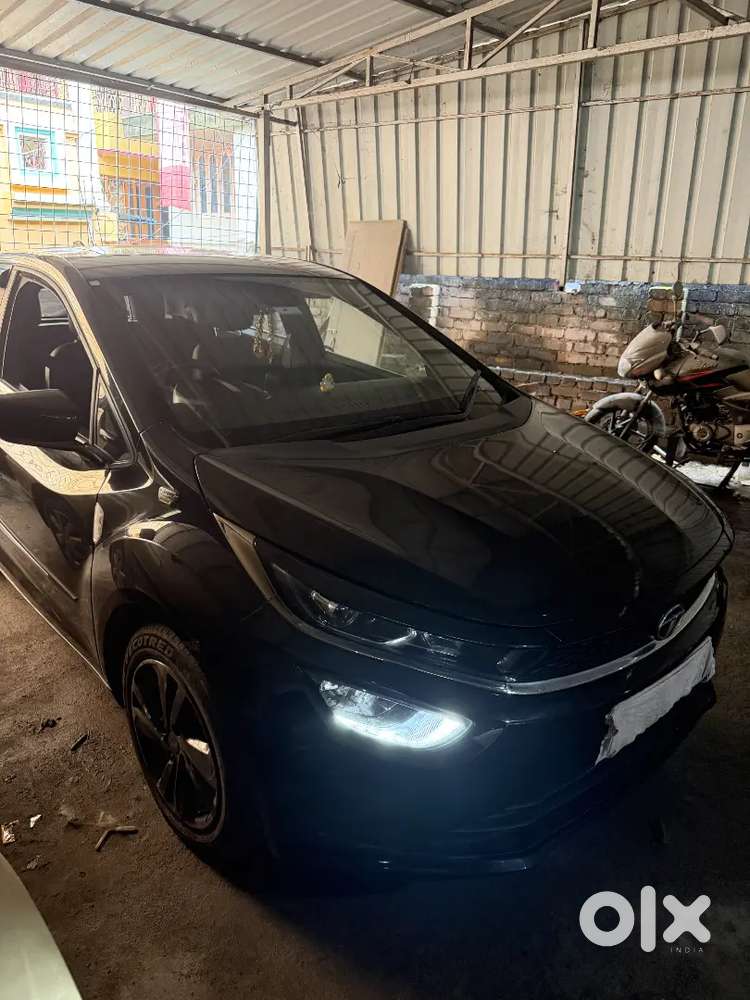 Tata Altroz Dark Petrol 2023