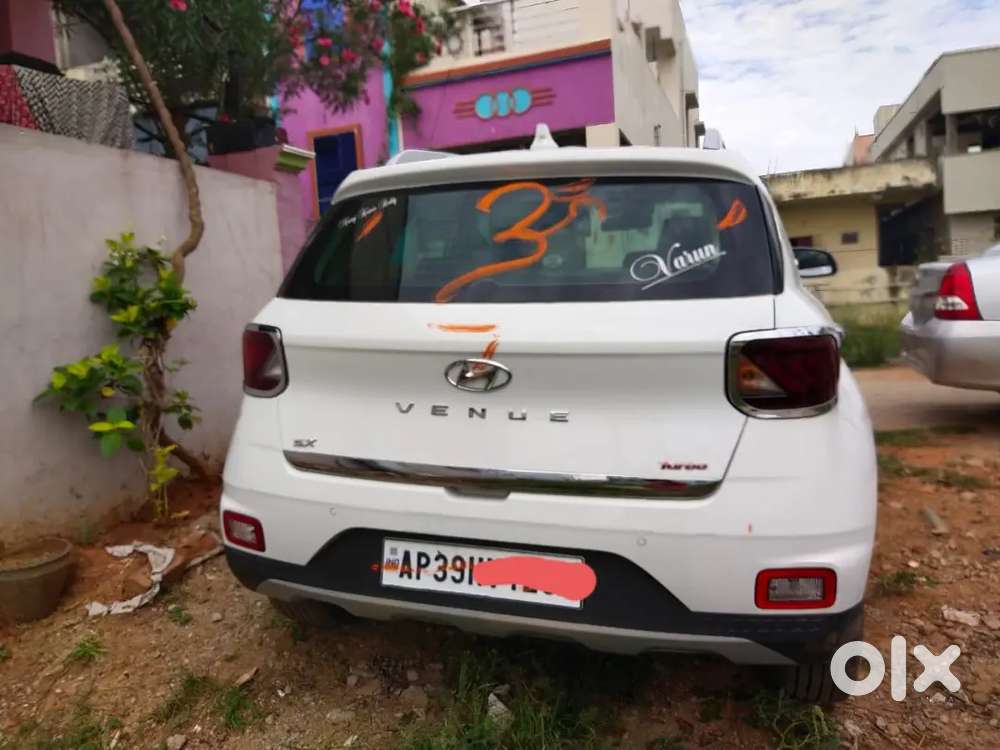 Hyundai Venue 2021 Petrol 33500 Km Driven