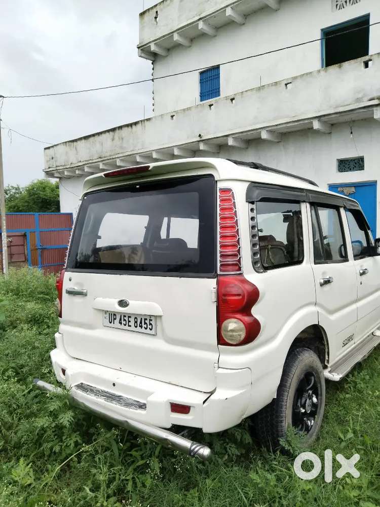 Mahindra Scorpio 2010 कोचस के पास है