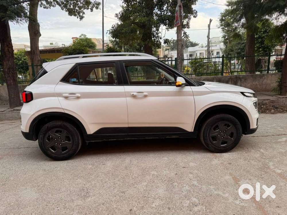 Hyundai Venue 1.2 S (o), 2024, Petrol