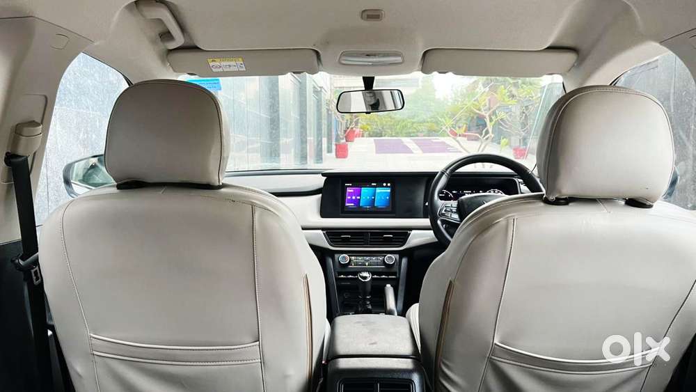 Mahindra Xuv700 Mx Petrol Mt 5 Str (e), 2023, Petrol