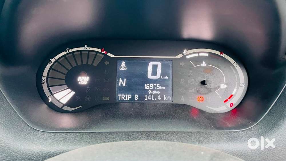 Nissan Magnite Visia Ez-shift (amt) Lady Driven And Well-maintained