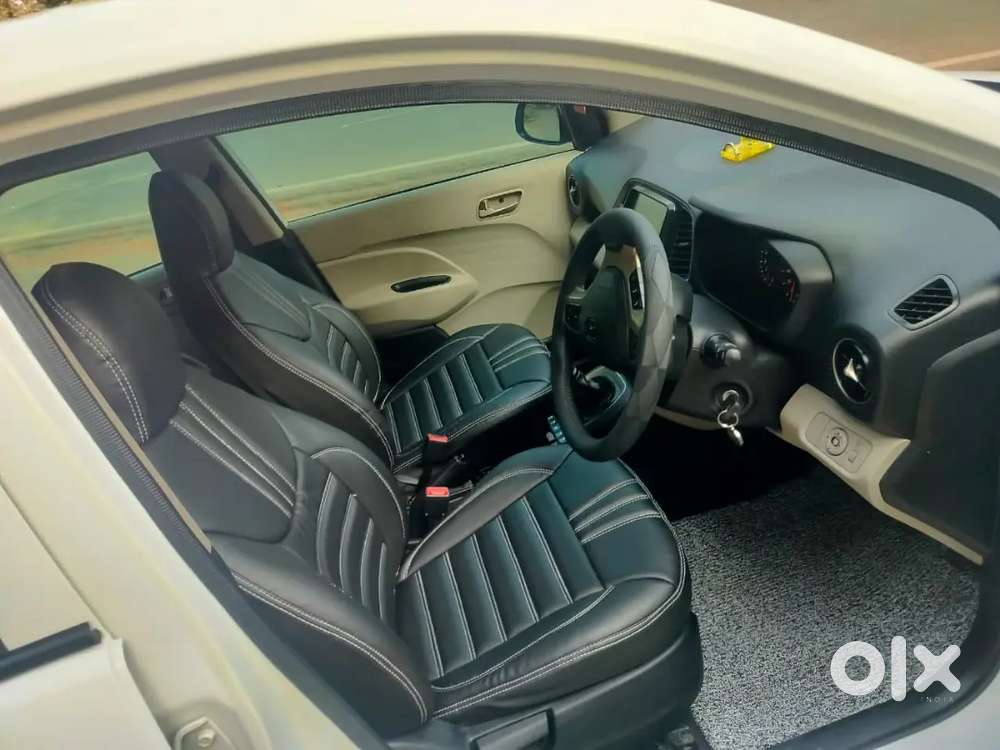 Hyundai Santro Sportz  In White Colur