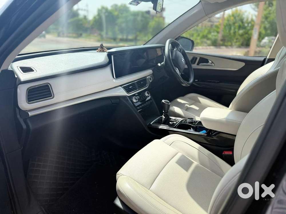 Mahindra Xuv700 2024 Diesel Well Maintained